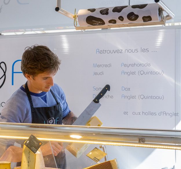 Découpe Fromage Marché d'Anglet