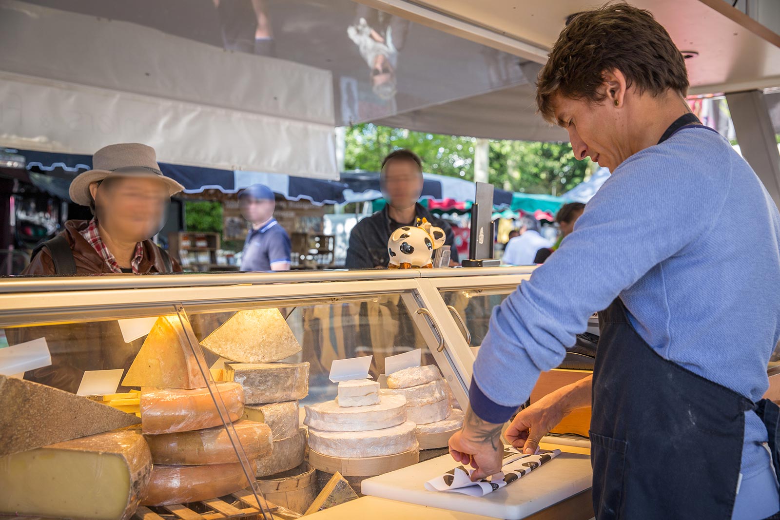 Clients Stand Marché Quintaou