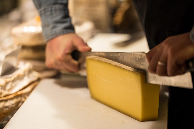 Découpe fromage à pâte dure